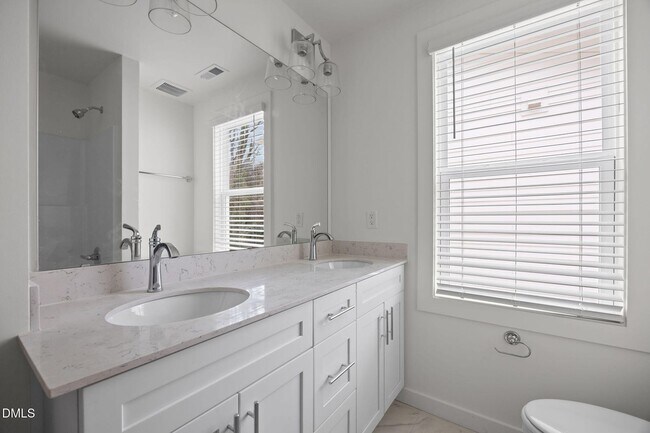 Foto del edificio - 2811 Wilcox Pl