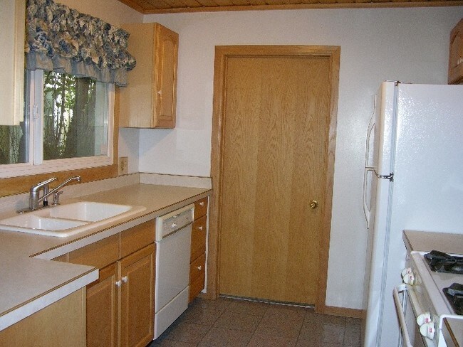 Kitchen - 113 N 6th St