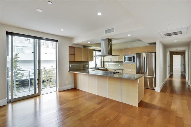 Building Photo - The Larrabee Street Complex