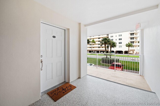 Foto del edificio - 1050 Hillsboro Mile