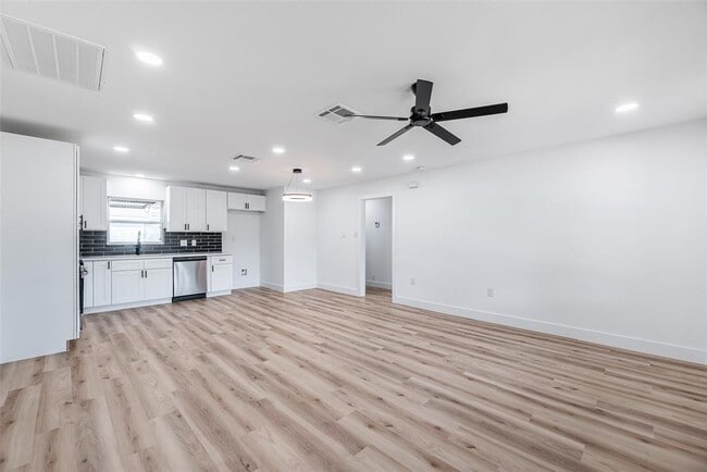 Building Photo - 8658 Sonneville Dr