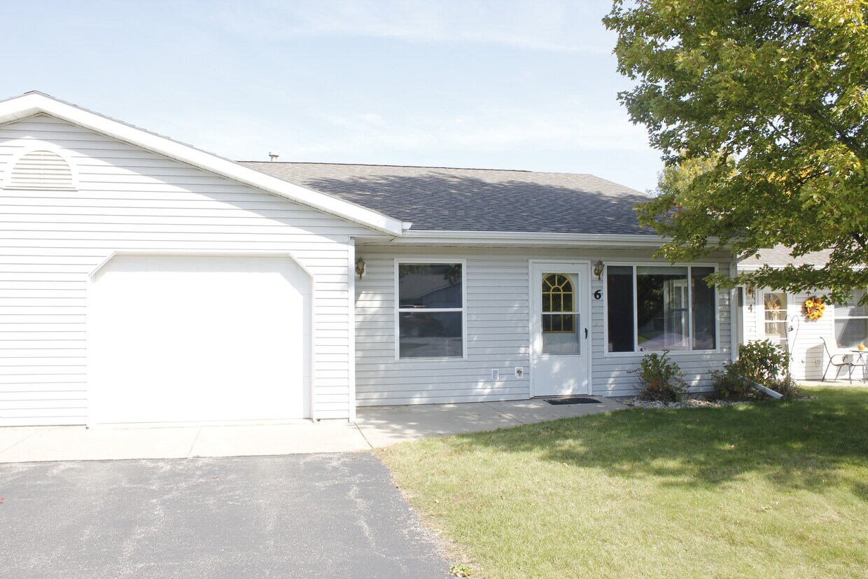 Primary Photo - 515 Samara Ave