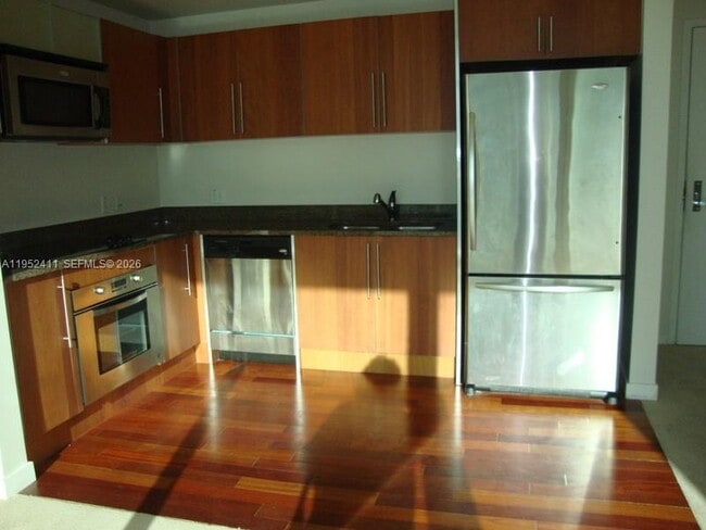 Building Photo - 300 S Biscayne Blvd