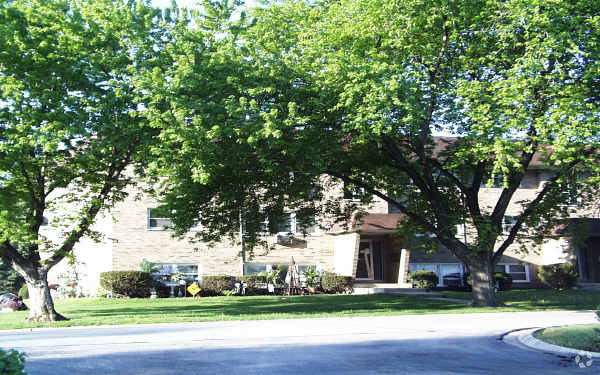 Building Photo - 215 E Oak St