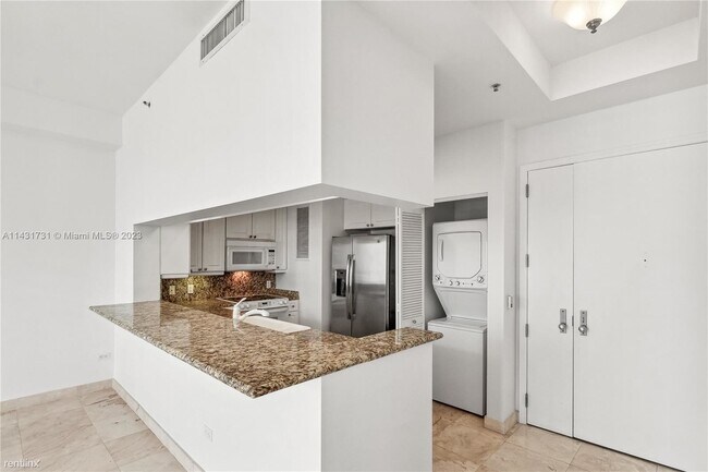 Foto del edificio - 1 br, 1.5 bath Condo - 808 Brickell Key Dr...