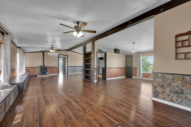 Building Photo - Country home for Lease!