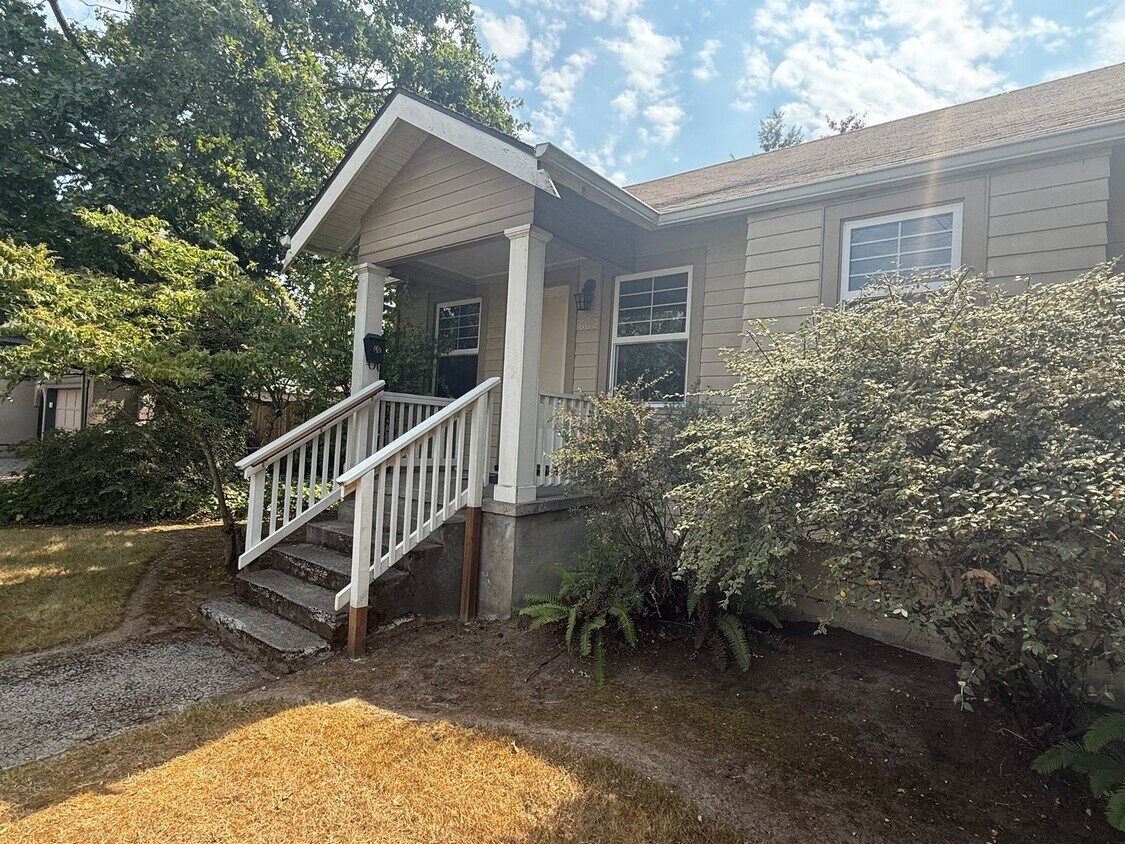 Foto principal - Charming 2BR/1BA Campus House