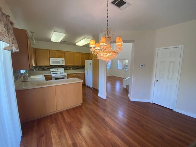 Foto del edificio - 2 Story 4 bed, 2 1/2 bath home in Simi Valley!