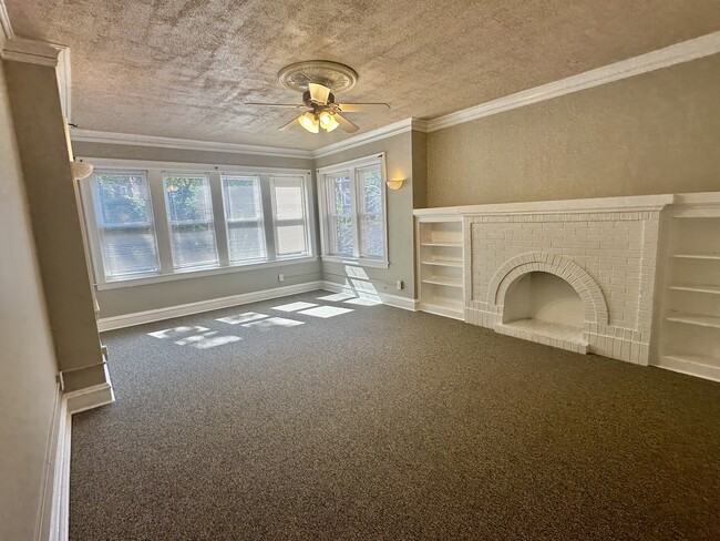 Building Photo - 6327 N Oakley Ave