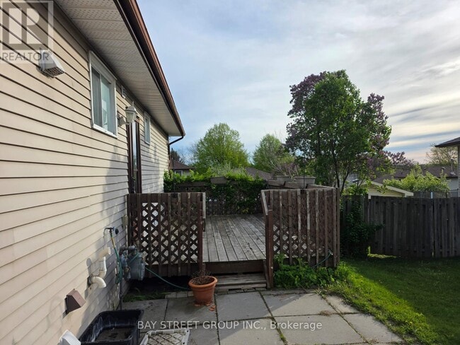 Building Photo - 882 Southdown Dr