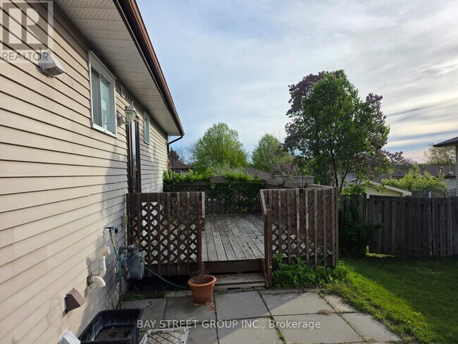 Photo du bâtiment - 882 Southdown Dr
