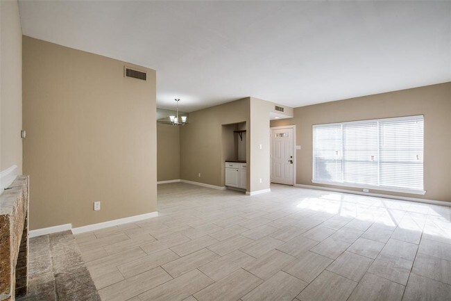 Building Photo - 600 Wilcrest Dr