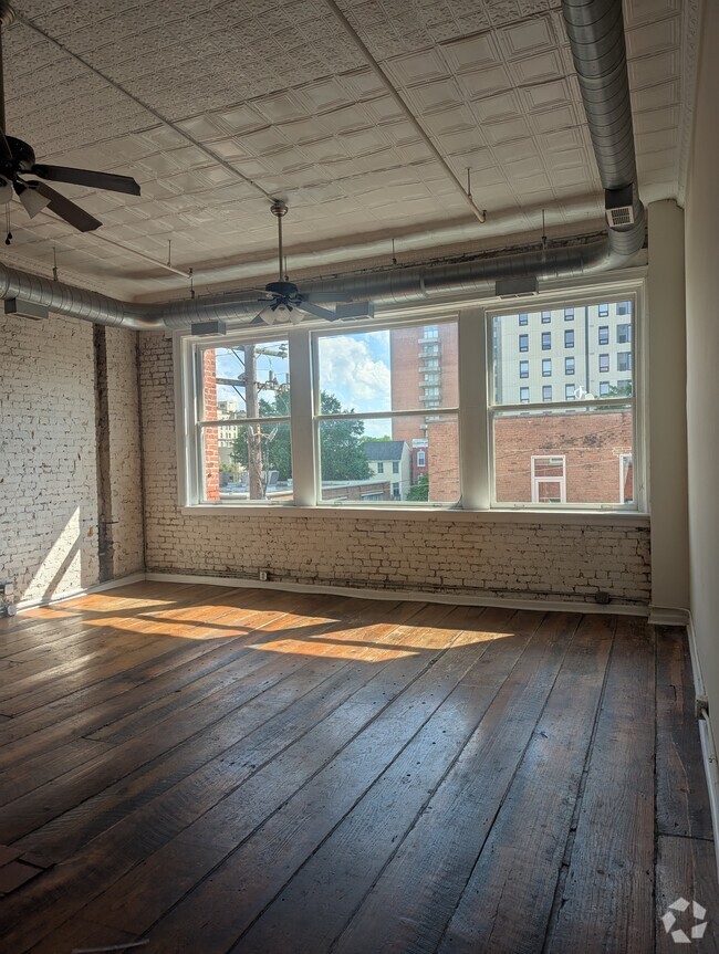 Building Photo - 319 W Broad St