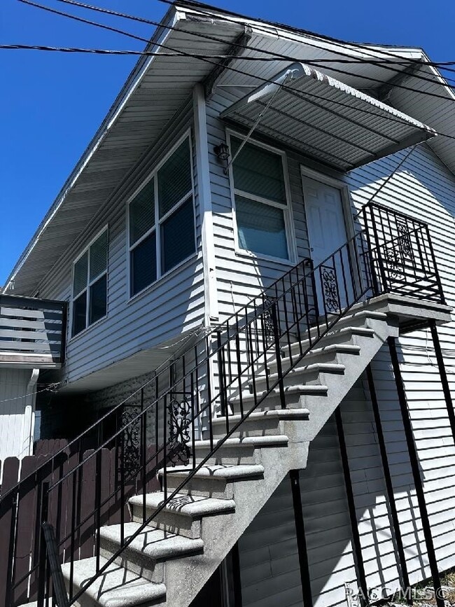 Building Photo - 209 1/2 9th Ave N