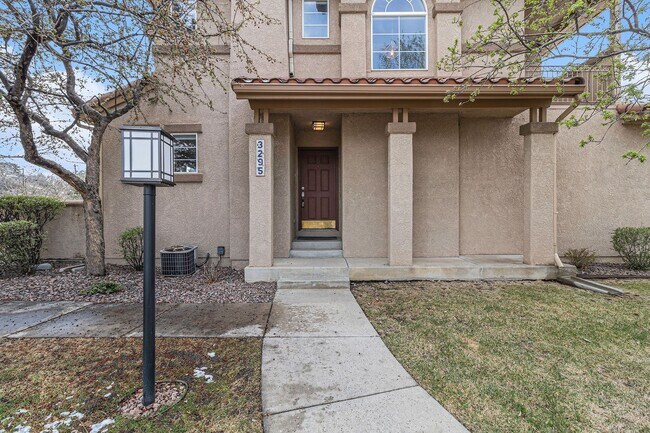Foto del edificio - Townhouse, close to FT Carson, Cheyenne Mt...