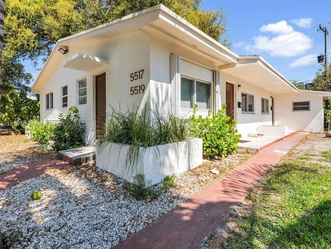 Foto del edificio - 5517 NW 1st Pl