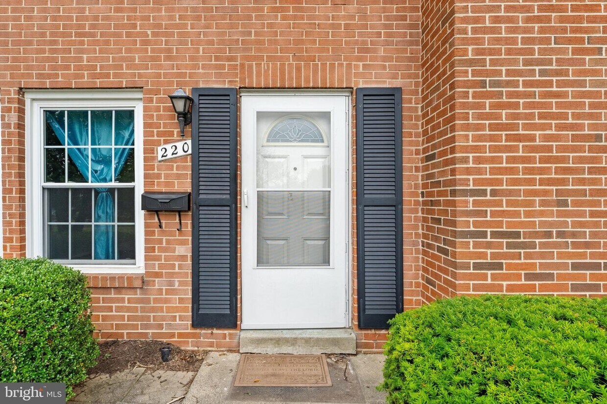 Primary Photo - 220 N Sterling Blvd