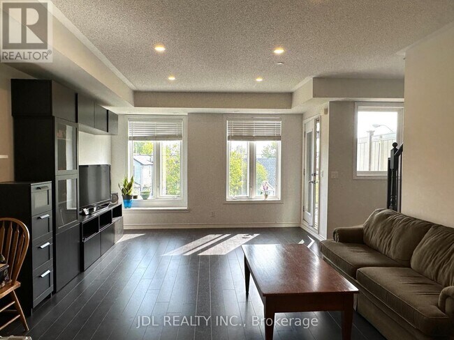 Photo du bâtiment - 10 Carnation Ave