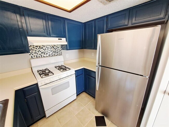 Building Photo - 9009 Sanger Dr