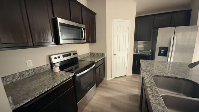 Foto del edificio - LAKE POINTE TERRACE!  4-bedroom 2-bathroom house! $500 Off!!