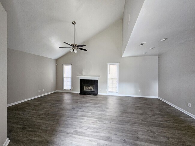 Building Photo - Updated 3BR/2BA