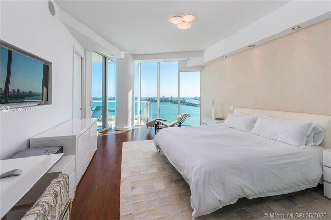 Master Bedroom - 2020 N Bayshore Dr