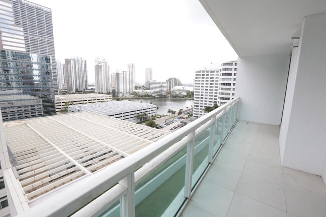 Foto del edificio - 950 Brickell Bay Dr