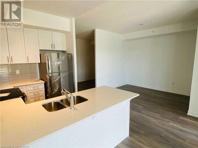 Photo du bâtiment - 550 N Service Rd
