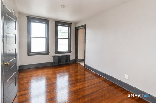 Foto del edificio - 2341 Barnum Ave