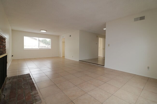 Building Photo - Two story 4/Bed, 2.5/bath  Home for Lease ...