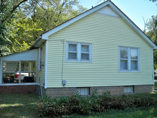 Building Photo - 1505 W Iles Ave