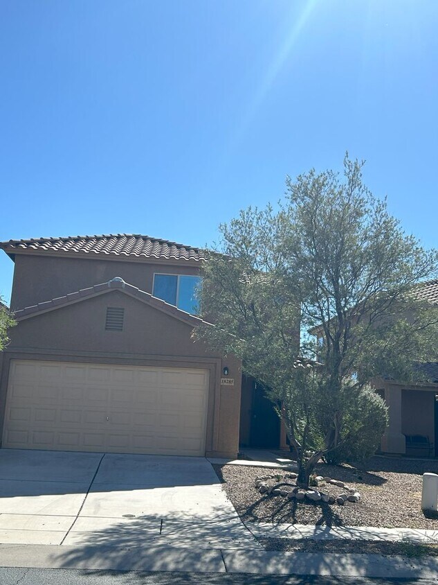 Foto principal - Three bedroom 2.5 bath two story home