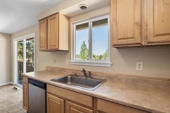 Building Photo - Updated 3-Bed Home on Spacious Lot – 10 Mi...