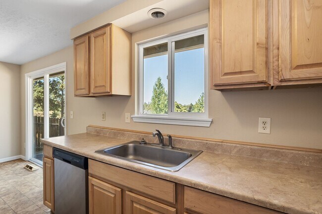 Foto del edificio - Updated 3-Bed Home on Spacious Lot – 10 Mi...