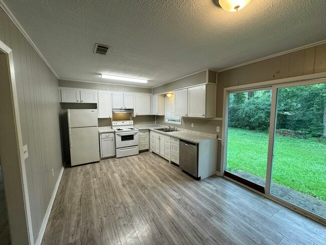 Photo - 130 E Woodcrest Dr House