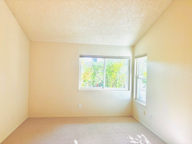 Foto del edificio - House like 2bed/1.5 Bath Condo with Spacious Corner Yard and 2 Car Garage