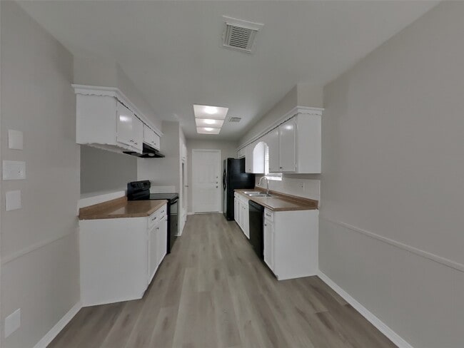 Building Photo - 16311 Green Shade Dr