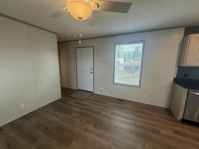 Building Photo - 300 Forrest Ave