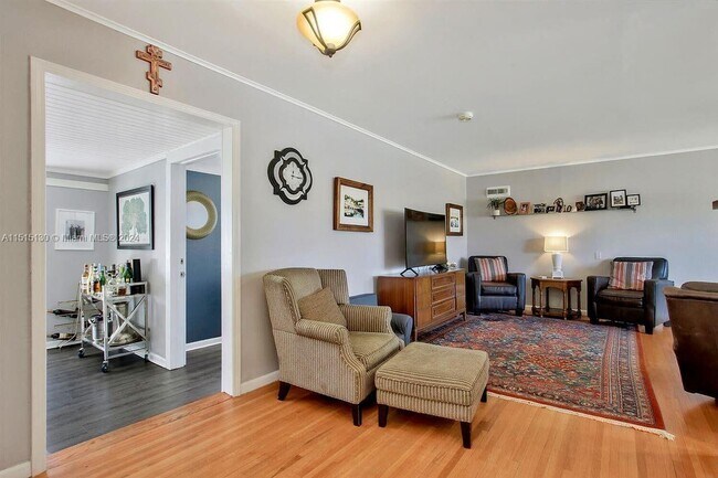 Building Photo - 104 N Brookside St