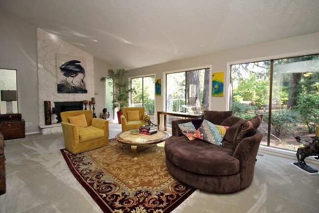 Building Photo - Stunning FULLY FURNISHED home located in t...
