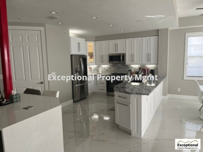 Building Photo - 5913 Tarpon Gardens Cir