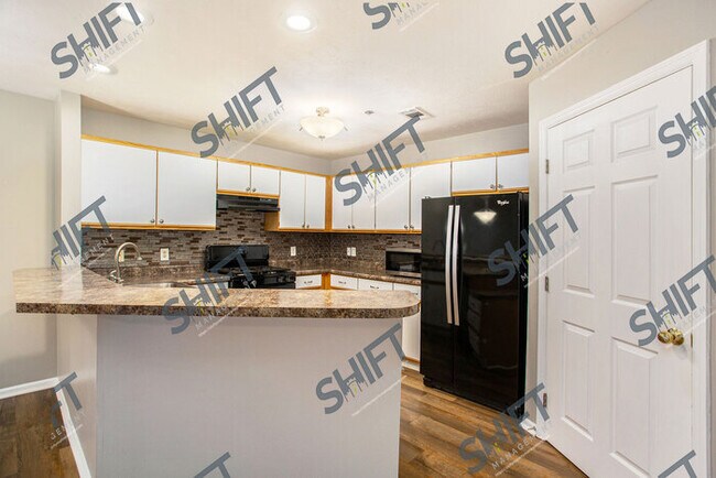 Building Photo - 3065 Poplar Creek - Updated Condo