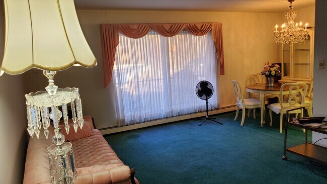 Dining room/ living room - 315 Solon Rd