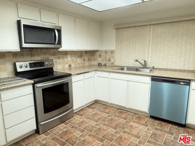 Building Photo - 38916 Pso De Oro