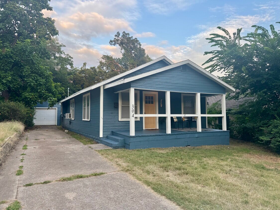 Primary Photo - 304 N Cimarron Ave