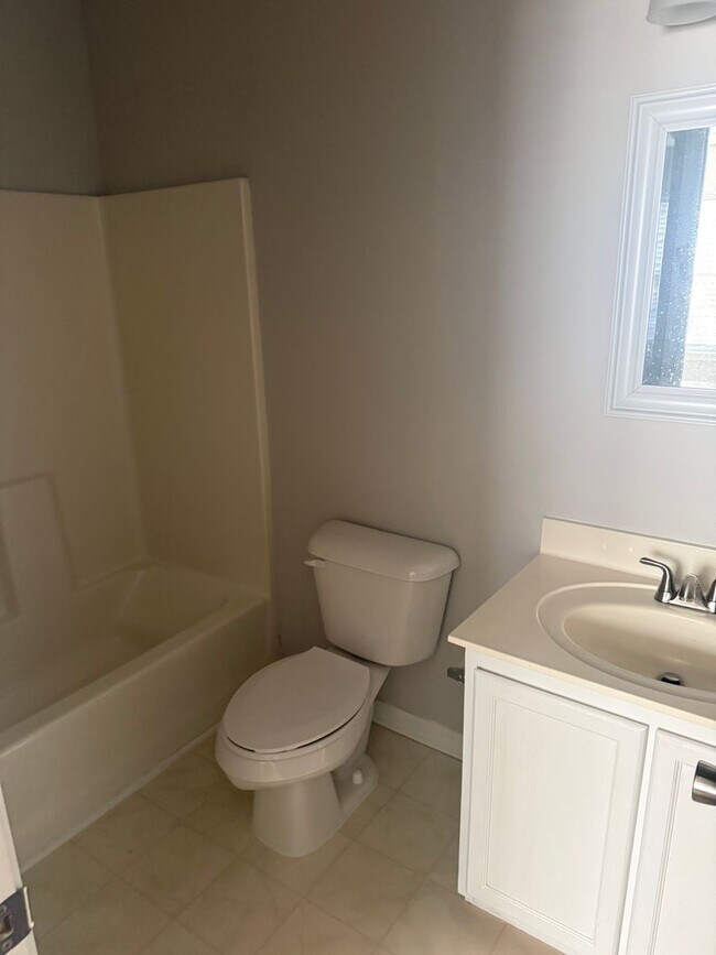 Building Photo - Charming Townhome