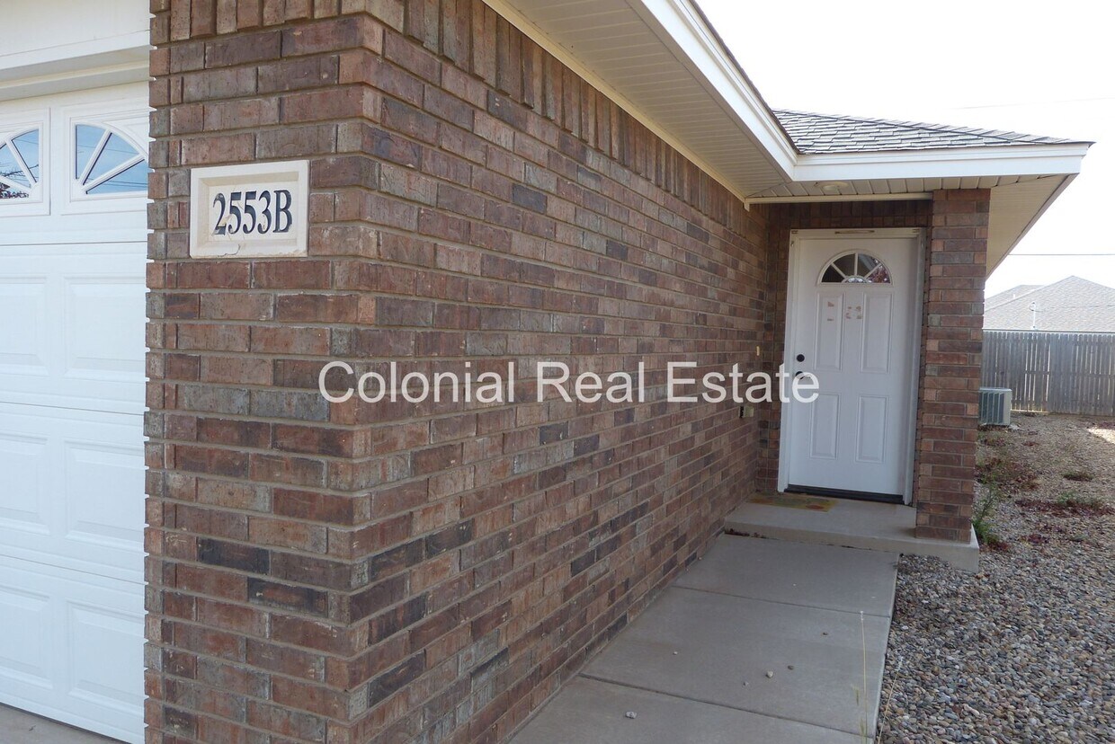Foto principal - Spacious and updated 3 Bedroom 2 bathroom ...