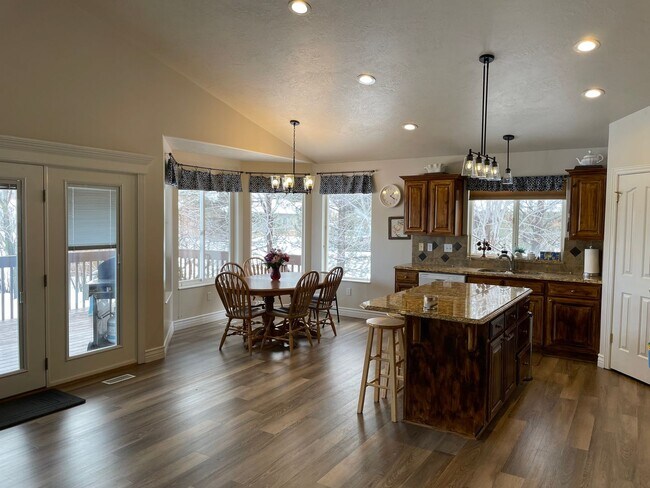 Foto del edificio - Beautiful home with 3 car garage and oversized covered deck.