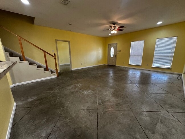 Building Photo - 900 Oakwood Ave