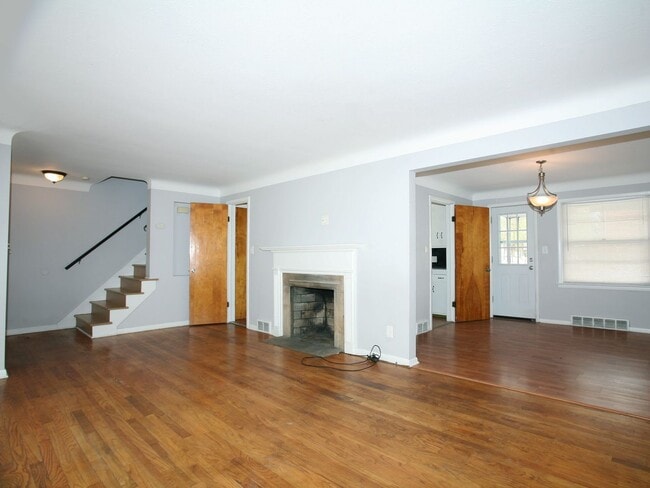 Building Photo - 4 Bedroom - 1.5 Bath Colonial available fo...